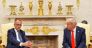 Im Juni 2025 wurde Merz das erste und bisher einzige Mal von US-Pr&auml;sident Trump im Wei&szlig;en haus empfangen.