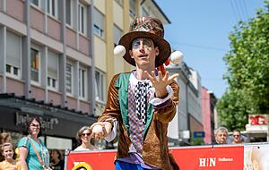 Chris Blessing entführt vor allem Kinder charmant ins Wunderland. Chris Blessing entführt vor allem Kinder charmant ins Wunderland.