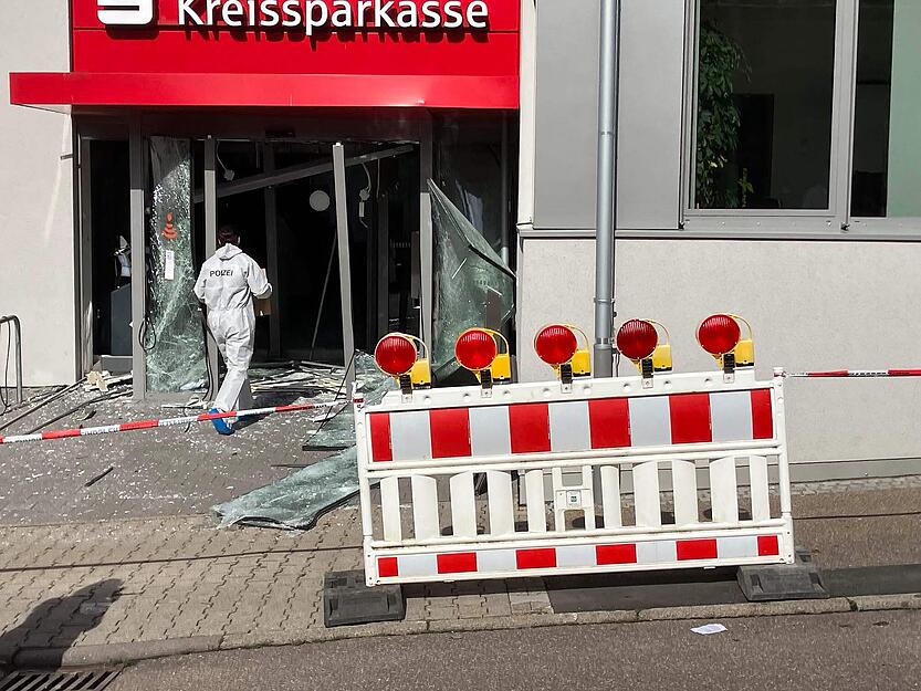 Geldautomaten-Sprengung in Schwaigern: Ermittler der Polizei sind vor Ort. Geldautomaten-Sprengung in Schwaigern: Ermittler der Polizei sind vor Ort.