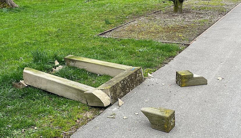 Das Würth-Denkmal im Öhringer Hofgarten ist in mehrere Teile zerbrochen. Das Würth-Denkmal im Öhringer Hofgarten ist in mehrere Teile zerbrochen.