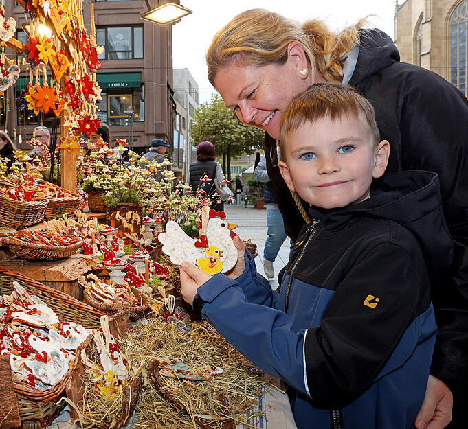 „Hafenmarkt“, heißt die seit Mitte des 15. Jahrhunderts in Heilbronn im heutigen Bereich der Sülmerstraße stattfindende Veranstaltung übrigens nicht, weil hier früher einmal Schiffe gefahren wären, sondern wegen der süddeutschen Begriffs „Hafen“ für Topf, oder Tontopf oder -Gefäß. „Hafenmarkt“, heißt die seit Mitte des 15. Jahrhunderts in Heilbronn im heutigen Bereich der Sülmerstraße stattfindende Veranstaltung übrigens nicht, weil hier früher einmal Schiffe gefahren wären, sondern wegen der süddeutschen Begriffs „Hafen“ für Topf, oder Tontopf oder -Gefäß.