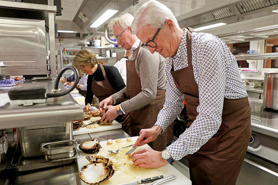 Als Bretagne-Fan fühlt sich Stimme-Chefredakteur Uwe Ralf Heer (vorne) bei den Muscheln in seinem Element. Als Bretagne-Fan fühlt sich Stimme-Chefredakteur Uwe Ralf Heer (vorne) bei den Muscheln in seinem Element.