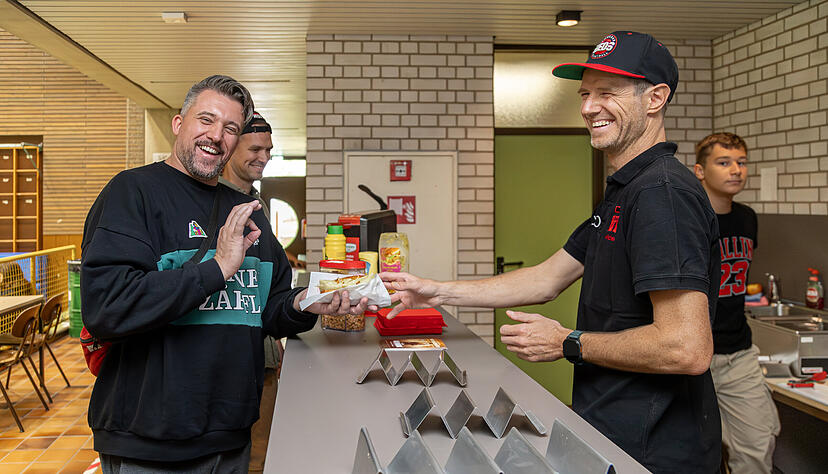 Teamwork wird bei den Reds großgeschrieben. So hilft auch der stellvertretende Abteilungsleiter Michael Sauter (rechts) im Verkauf mit.