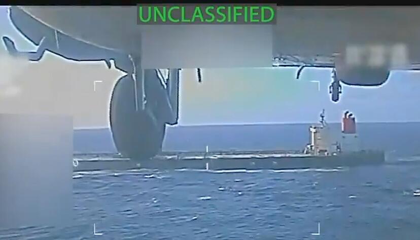 Ein Bild aus einem Video, das zeigen soll, wie ein &Ouml;ltanker von US-Streitkr&auml;ften beschlagnahmt wird. (Archivbild)