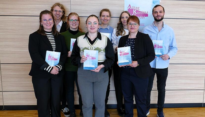 Karin R&uuml;ckert (v.r.) und die beteiligten Studenten f&uuml;r Empirische Kulturwissenschaft der Uni T&uuml;bingen bei der Pr&auml;sentation ihres Buches 2024 in Neckarwestheim.