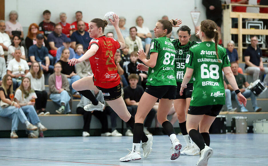 Handball 3. Liga Frauen, SG Schozach-Bottwartal gegen TSG Friesenheim, Nina Dierolf (am Ball).