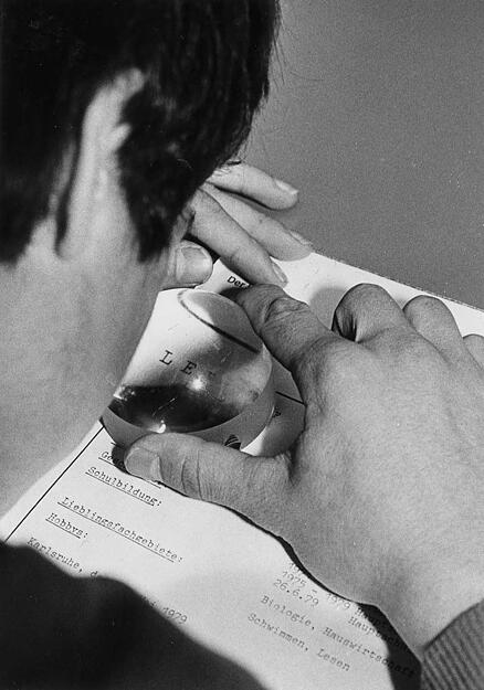 1986: Bei anderen Sehbehinderten reicht auch eine Lupe als Lesehilfe aus.