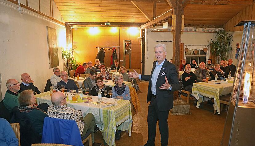 Interessierte Leser, interessierte Zuh&ouml;rer: Im Gundelsheimer Weinbau-Pavillon erl&auml;utert Chefredakteur Uwe-Ralf Heer Konzept und Philosophie der Stimme.
Fotos: Ralf Seidel