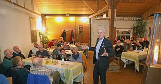 Interessierte Leser, interessierte Zuhörer: Im Gundelsheimer Weinbau-Pavillon erläutert Chefredakteur Uwe-Ralf Heer Konzept und Philosophie der Stimme.
Fotos: Ralf Seidel Interessierte Leser, interessierte Zuhörer: Im Gundelsheimer Weinbau-Pavillon erläutert Chefredakteur Uwe-Ralf Heer Konzept und Philosophie der Stimme.
Fotos: Ralf Seidel