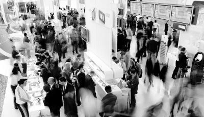 Hektisches Treiben auf einer Messe: Ein Forchtenberger Ehepaar war nach einem Ausstellungsbesuch gleich um 3300 Euro ärmer. (Foto: dpa) Hektisches Treiben auf einer Messe: Ein Forchtenberger Ehepaar war nach einem Ausstellungsbesuch gleich um 3300 Euro ärmer. (Foto: dpa)