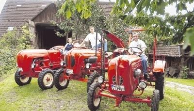 Drei Generationen, dreimal Freude an Porsche-Traktoren. Aus altem, teils verbeultem Blech wurden fahrende Schmuckstücke.Foto: Hartmut Müller