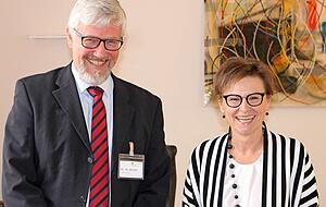 Matthias Michel und Anett Rose-Losert vom Klinikum am Weissenhof sehen Verbesserungsbedarf beim 64er-Maßregelvollzug.
Foto: Adrian Hoffmann Matthias Michel und Anett Rose-Losert vom Klinikum am Weissenhof sehen Verbesserungsbedarf beim 64er-Maßregelvollzug.
Foto: Adrian Hoffmann