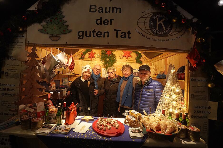 Die festlich dekorierten Hütten bieten winterliche Spezialitäten und Geschenkideen.