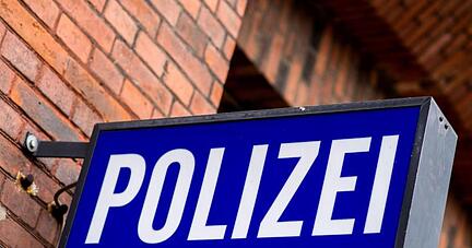 Der Schriftzug «Polizei» steht auf einem Schild am Gebäude einer Polizeiinspektion.
