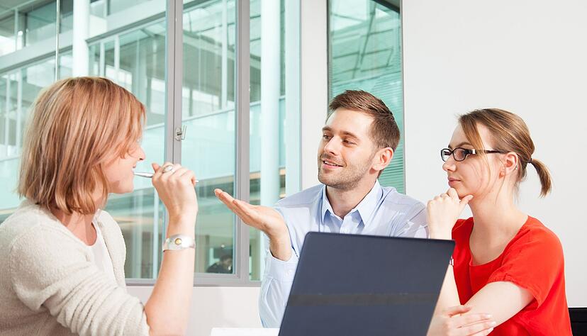 Blicke und Gesten sagen oft mehr als viele Worte: Wer sich im Job in K&ouml;rpersprache &uuml;bt, tritt wirkungsvoller auf.