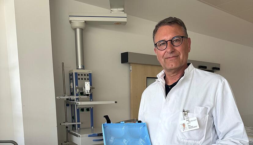 Henry Weigt, Direktor des SLK-Zentrums f&uuml;r An&auml;sthesie und Intensivmedizin an den SLK-Kliniken, mit einer sogenannten Elibox. In ihr werden w&auml;hrend eines Eingriffs wichtige Utensilien wie Brille oder Gebiss direkt am Patientenbett aufbewahrt.
