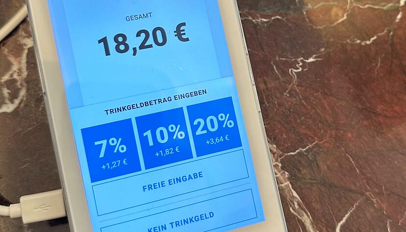 Hilfreich oder digitale Wegelagerei? Zwei Drittel der Teilnehmer einer Bitkom-Umfrage gaben an, dass Trinkgeldvorschläge dazu führen, mehr Trinkgeld zu geben als ursprünglich geplant. Hilfreich oder digitale Wegelagerei? Zwei Drittel der Teilnehmer einer Bitkom-Umfrage gaben an, dass Trinkgeldvorschläge dazu führen, mehr Trinkgeld zu geben als ursprünglich geplant.