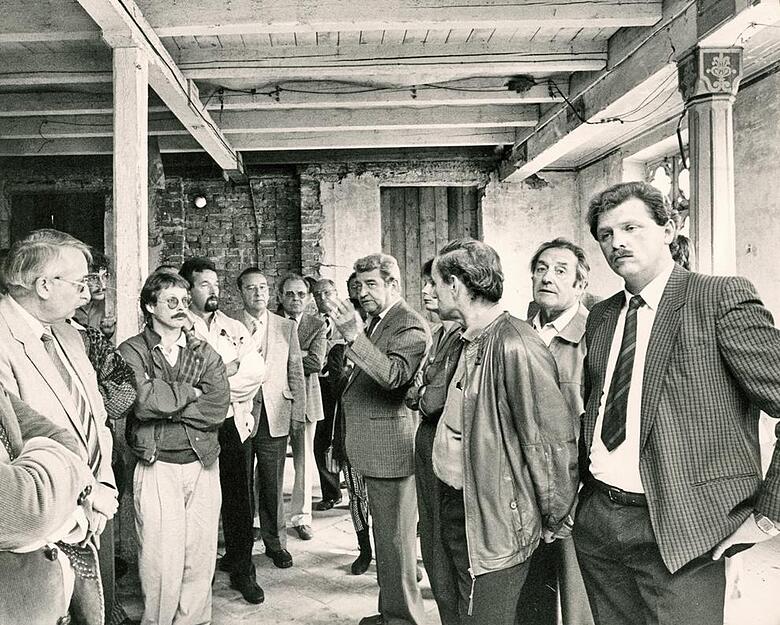 Die Gemeinde Obersulm kann die Kosten einer Sanierung nicht tragen, weshalb der Landkreis Heilbronn ins Gespräch kommt. 1986 beschließt der Kreistag, die Kosten für die Renovierung der ehemaligen Synagoge zu übernehmen und ein Museum einzurichten. Bei einem Besichtigungstermin vor der Sanierung erläutert im September 1986 der Architekt Dr. Walther-Gerd Fleck (Mitte) den Kreistagsmitgliedern das Projekt. Die Gemeinde Obersulm kann die Kosten einer Sanierung nicht tragen, weshalb der Landkreis Heilbronn ins Gespräch kommt. 1986 beschließt der Kreistag, die Kosten für die Renovierung der ehemaligen Synagoge zu übernehmen und ein Museum einzurichten. Bei einem Besichtigungstermin vor der Sanierung erläutert im September 1986 der Architekt Dr. Walther-Gerd Fleck (Mitte) den Kreistagsmitgliedern das Projekt.