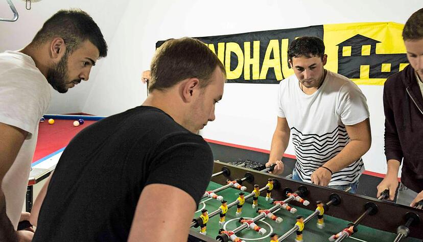 Von mittwochs bis samstags ist das Jugendhaus ge&ouml;ffnet und hat verschiedene Angebote im Programm &minus; beliebt ist der Tischkicker. Foto: privat