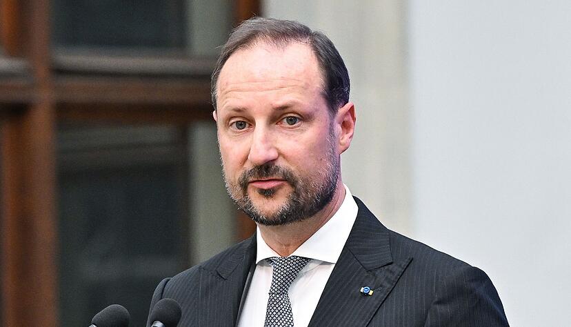 Kronprinz Haakon wird kommende Woche nicht beim Prozess gegen seinen Stiefsohn dabei sein. Kronprinz Haakon wird kommende Woche nicht beim Prozess gegen seinen Stiefsohn dabei sein.