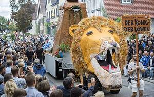 Ein Umzugswagen fast wie im rheinischen Karneval: Die Evangelische Jugend präsentiert den "König der Löwen. Foto: Mario Berger