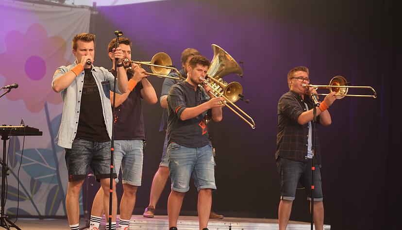 Eine Stunde lang rockten die zehn Musiker von Die Brasserie die Sparkassen-B&uuml;hne und zauberten eine Stimmung wie auf der M&uuml;nchner Wiesn.