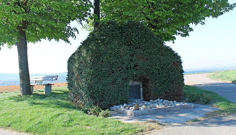 Das Soldatengrab in Neudenau-Herbolzheim. Hier wurde kürzlich eine Tafel mit der Aufschrift "Treue um Treue" durch das Regierungspräsidium Stuttgart entfernt. Das Soldatengrab in Neudenau-Herbolzheim. Hier wurde kürzlich eine Tafel mit der Aufschrift "Treue um Treue" durch das Regierungspräsidium Stuttgart entfernt.