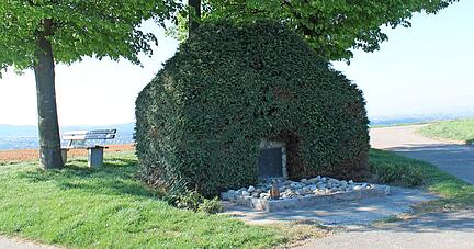 Das Soldatengrab in Neudenau-Herbolzheim. Hier wurde kürzlich eine Tafel mit der Aufschrift "Treue um Treue" durch das Regierungspräsidium Stuttgart entfernt.
Foto: Simon Gajer Das Soldatengrab in Neudenau-Herbolzheim. Hier wurde kürzlich eine Tafel mit der Aufschrift "Treue um Treue" durch das Regierungspräsidium Stuttgart entfernt.
Foto: Simon Gajer