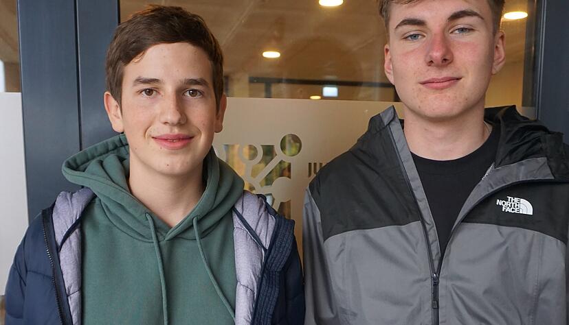 Die Abiturienten Max Kehnel (l) und Sandro Esslinger am JKG Weinsberg, wollen sich nicht freiwillig bei der Bundeswehr verpflichten Die Abiturienten Max Kehnel (l) und Sandro Esslinger am JKG Weinsberg, wollen sich nicht freiwillig bei der Bundeswehr verpflichten