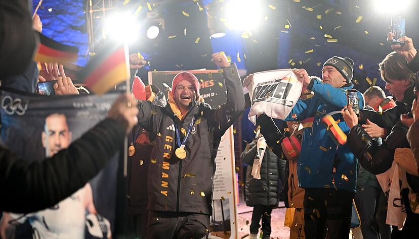 Bob-Pilot Johannes Lochner beim beliebten Medal-Walk im Deutschen Haus.