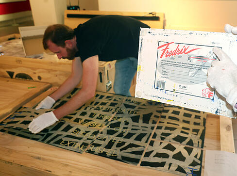 Jedes Bild von Imants Tillers besteht aus vielen kleinen Paneelen, die wie ein Puzzle zusammengesetzt werden.