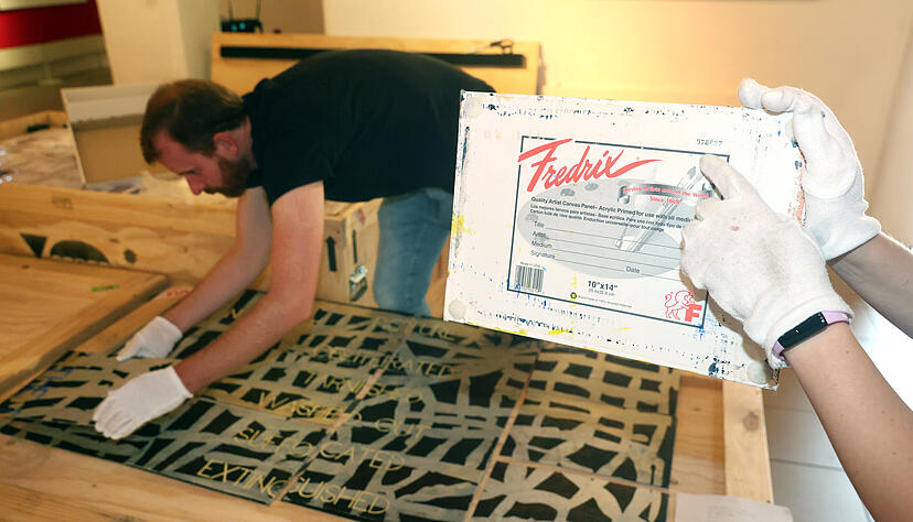 Jedes Bild von Imants Tillers besteht aus vielen kleinen Paneelen, die wie ein Puzzle zusammengesetzt werden.