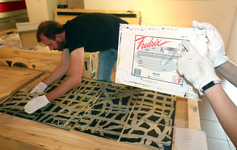 Jedes Bild von Imants Tillers besteht aus vielen kleinen Paneelen, die wie ein Puzzle zusammengesetzt werden.