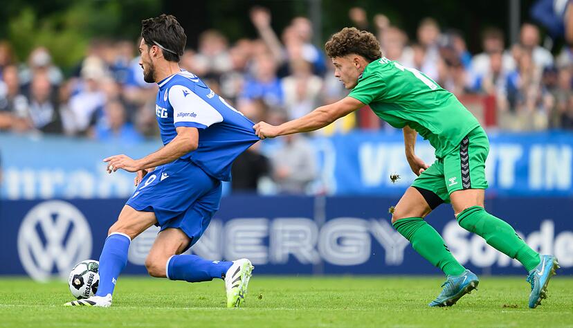 KSC-Neuzugang Roko Šimić (l) läuft den Gegenspielern noch zu selten davon.