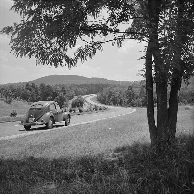 Zusammengestellt von Archiv und Dokumentation der Heilbronner Stimme
Die A 81 beginnt am Autobahndreieck Würzburg-West. Der Abschnitt Heilbronn-Stuttgart ist der älteste der gesamten A 81. Seit 1940 hat Heilbronn seine Autobahn in Richtung Stuttgart.
Juli 1957: Freie Fahrt auf der Autobahn zwischen Weinsberg - Ellhofen und der Reisbergbrücke. der heutigen A 81. Eine nummerische Bezeichnung der Autobahnen erfolgte erst zum 1. Januar 1975. Zusammengestellt von Archiv und Dokumentation der Heilbronner Stimme
Die A 81 beginnt am Autobahndreieck Würzburg-West. Der Abschnitt Heilbronn-Stuttgart ist der älteste der gesamten A 81. Seit 1940 hat Heilbronn seine Autobahn in Richtung Stuttgart.
Juli 1957: Freie Fahrt auf der Autobahn zwischen Weinsberg - Ellhofen und der Reisbergbrücke. der heutigen A 81. Eine nummerische Bezeichnung der Autobahnen erfolgte erst zum 1. Januar 1975.