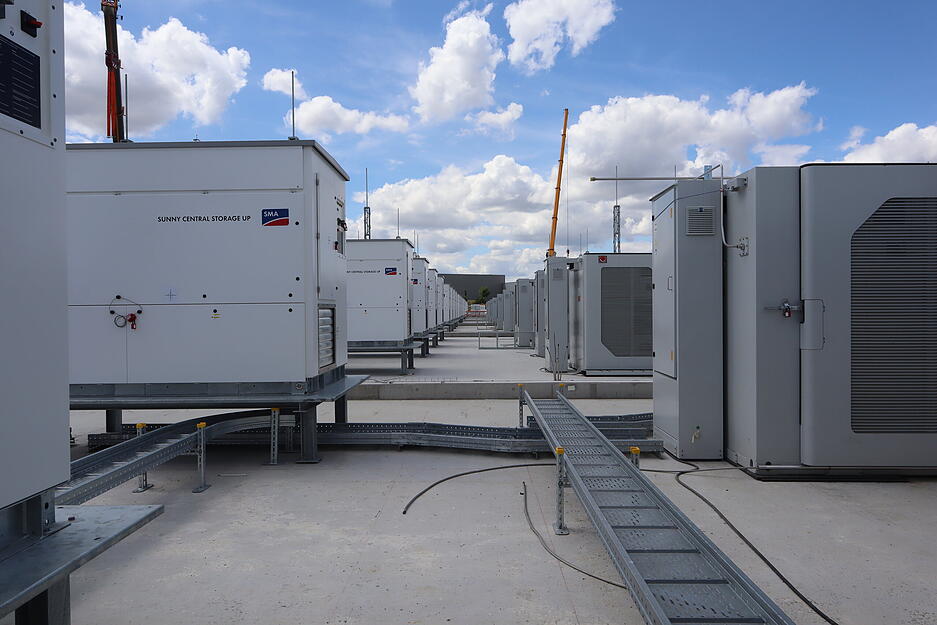 Rechts stehen die Batterien, links die Wechselrichter. Diesen hier fehlt noch die graue Einhausung.