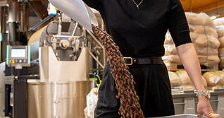 Antonia Hagen-Kettemann, Gesch&auml;ftsf&uuml;hrerin vom Kaffee- und Teehaus Hagen, in der hauseigenen R&ouml;sterei in Heilbronn: 2025 war f&uuml;r die Branche ein "Horrorjahr".