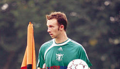 Mit roten Schuhen ins Schwarze treffen: Angreifer Florian Hamm soll den VfB Eppingen aus dem Tabellenkeller der Fu&szlig;ball-Verbandsliga schie&szlig;en.
          Foto: Alexander Bertok