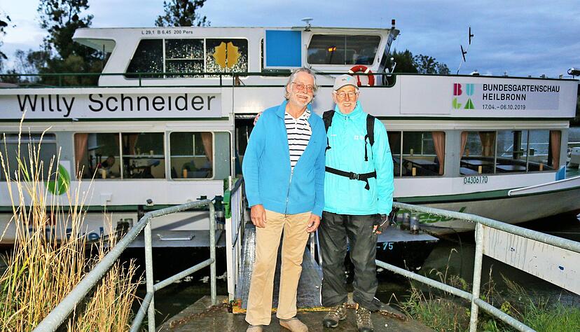 Von Wolfgang Baars (rechts) zum Restaurantbesuch als Abschluss des Buga-Engagements eingeladen, legt Burkhard van de Lücht in Bad Wimpfen an.
Foto: Ute Plückthun
