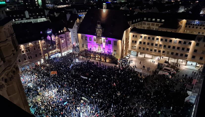 Die Veranstalter schätzen, dass am Dienstagabend rund 10.000 Menschen an der Demo teilnehmen.