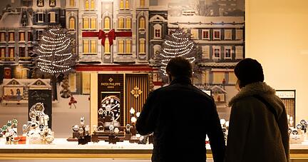 Zum Weihnachtsfest will fast die Hälfte der Bundesbürger einer Umfrage zufolge dieses Jahr sparen.