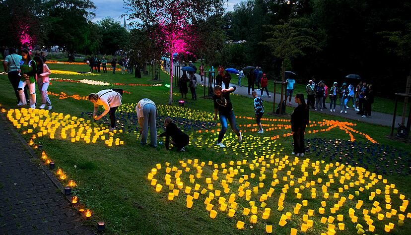 10.000 Lichter und leuchtende Bäume begeisterten die Besucher des Bad Rappenauer Parkfestes. Der Obergimperner Carnevalsverein sorgte für den tollen Lichterzauber.
Foto: Rudolf Landauer