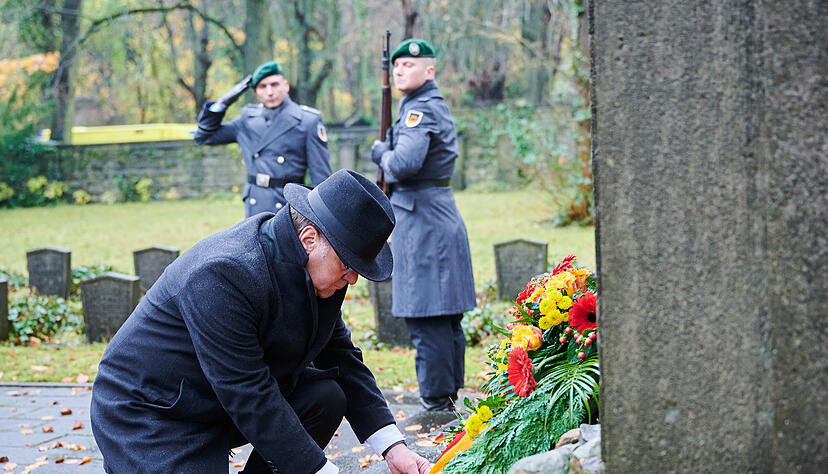 Boris Pistorius (SPD), Bundesminister der Verteidigung, richtet den Kranz bei der Gedenkveranstaltung auf dem Jüdischen Friedhof Weißensee zum Volkstrauertag. Der Volkstrauertag ist seit 1952 ein Feiertag zum Gedenken an die Opfer des Nationalsozialismus und an die Toten beider Weltkriege. Boris Pistorius (SPD), Bundesminister der Verteidigung, richtet den Kranz bei der Gedenkveranstaltung auf dem Jüdischen Friedhof Weißensee zum Volkstrauertag. Der Volkstrauertag ist seit 1952 ein Feiertag zum Gedenken an die Opfer des Nationalsozialismus und an die Toten beider Weltkriege.