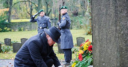 19.11.2023, Berlin: Boris Pistorius (SPD), Bundesminister der Verteidigung, richtet den Kranz bei der Gedenkveranstaltung auf dem Jüdischen Friedhof Weißensee zum Volkstrauertag. Der Volkstrauertag ist seit 1952 ein Feiertag zum Gedenken an die Opfer des Nationalsozialismus und an die Toten beider Weltkriege. Foto: Annette Riedl/dpa +++ dpa-Bildfunk +++