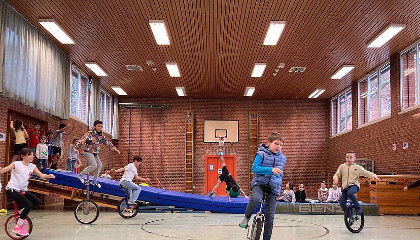 Flott unterwegs auf Ein- und Hochrad: Jungen und Mädchen der Grundschule Alt-Böckingen haben wöchentlich außergewöhnliche Sportstunden.