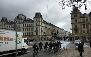 Mehr Sicherheit an Kreuzungen: In Dänemark warten Radfahrer an Ampeln im Sichtfeld der Fahrzeuge und bekommen einige Sekunden früher grün. Die blaue Farbe kommt nur an gefährlichen Kreuzungsstellen zum Einsatz. Foto: Donauer