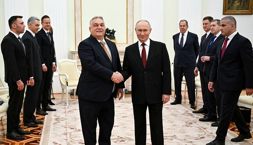Kremlchef Wladimir Putin (r) und der ungarische Ministerpräsident Viktor Orban sprechen im Kreml auch über stabile und günstige Öl- und Gaslieferungen. Kremlchef Wladimir Putin (r) und der ungarische Ministerpräsident Viktor Orban sprechen im Kreml auch über stabile und günstige Öl- und Gaslieferungen.