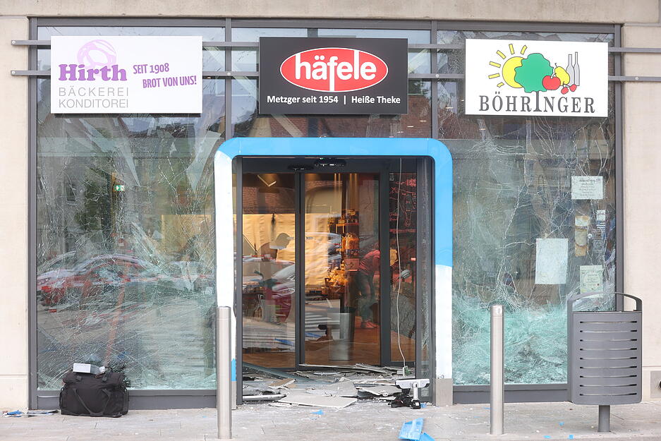 Weitere Schaufenster der Markthalle Offenau bei Geldautomatensprengung beschädigt.