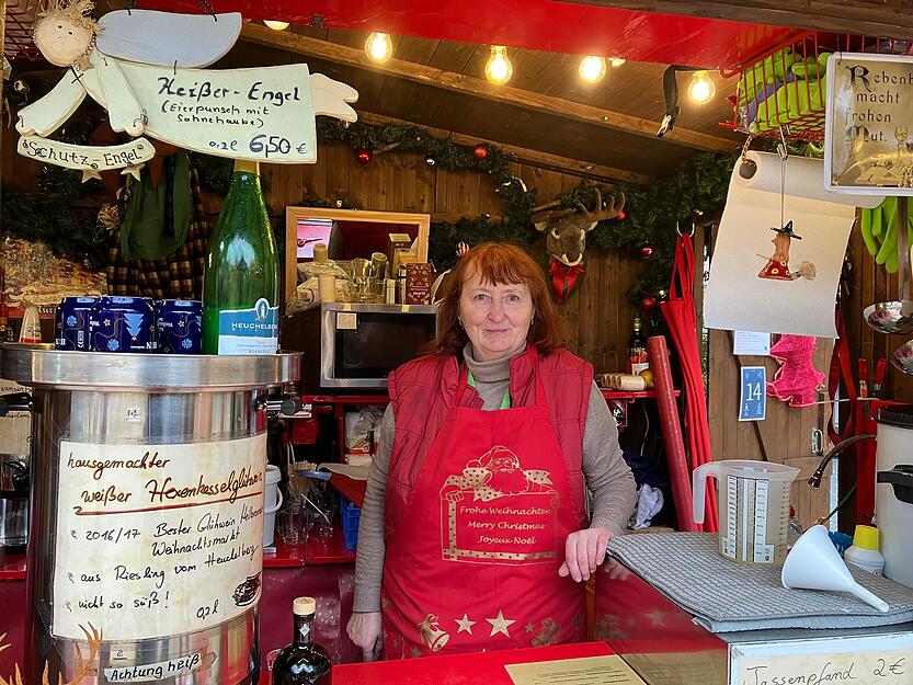 Sabine Ernst und ihr Hexenkessel sind seit rund 30 Jahren ein fester Bestandteil des Heilbronner Weihnachtsmarkts.