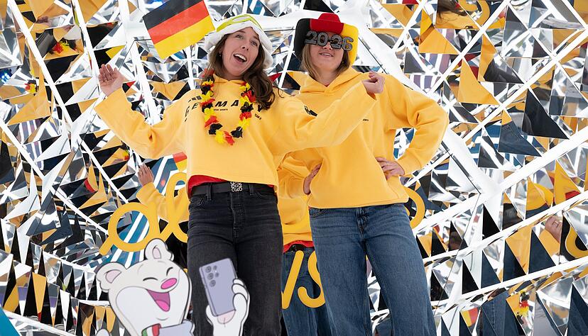 Haben ihr Ticket sicher: Die Skirennl&auml;uferinnen Kira Weidle-Winkelmann (links) und Emma Aicher sind in Cortina d&rsquo;Ampezzo am Start. Bei der Einkleidung in M&uuml;nchen haben sie gezeigt, dass sie schon m&auml;chtig in Olympia-Stimmung sind.